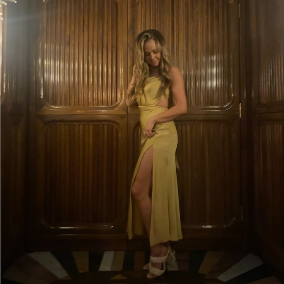 Midi dress in yellow - Picture 6 of 9